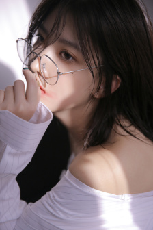 贱奴的贱乳是给主人当脚垫的